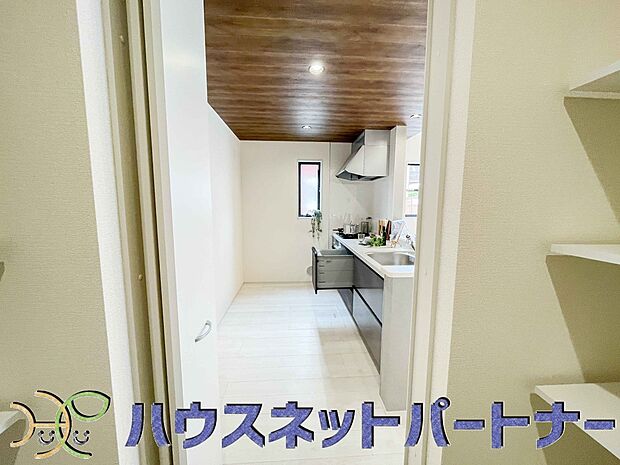 パントリー(食品庫)があり、常温保存できるパン、お米、調味料、缶詰など、日常的に使うものや未開封の食品の収納にぴったり。棚にものを並べて収納すれば、何が足りないのかひと目で確認できます。