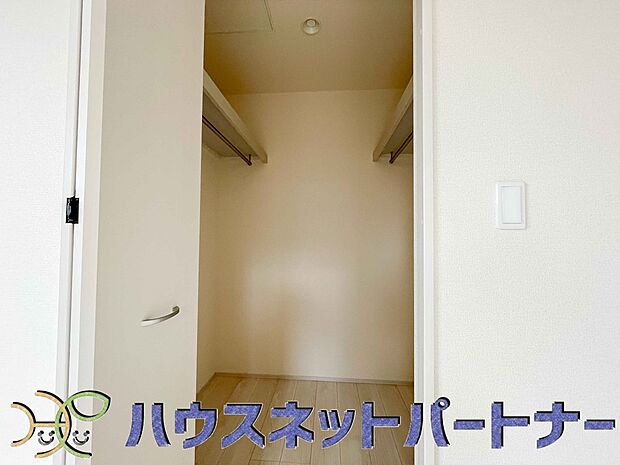 WICのメリットの1つ目は、1箇所にまとめて収納が出来ること。2つ目は、衣替えが必要ないこと。3つ目は、扉が少なくなり室内がスッキリ見えること。