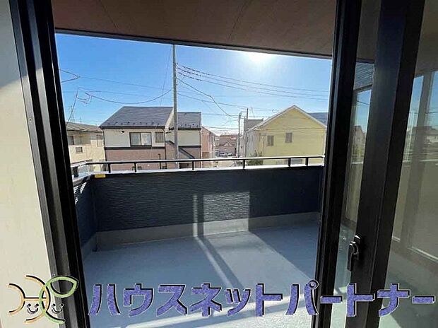 陽当たりの良いバルコニーは清清しい風を室内に送り込んでくれます。快適な生活を楽しめます。