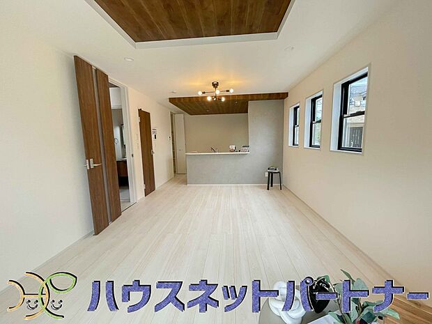 リビングは、食事スペースと寛げる場所設けてもまだ余裕の広さ。明るい光が照らしてくれます。