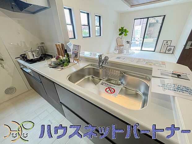 人工大理石のワークトップやシンクは、水を流しただけできれいになったように見えます。白いキッチンは明るく清潔感があり、とっても素敵です。