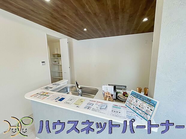 キッチンカウンターがあると配膳が楽なことがメリットの一つ。後片付けをするときも、ダイニングテーブルからあまり動かずに流し台へ運ぶことができるので便利です♪