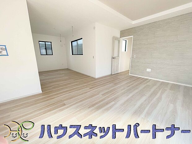 太陽の光が照らす明るいリビングは、開放感があり通風・採光に優れ、心地よい光と風が舞い込んできます。心休まるリビングは何よりも快適な時間を過ごせます。