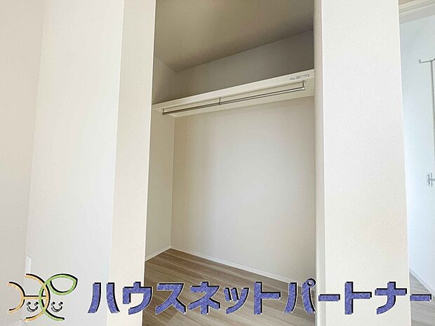 壁面クローゼットのメリットは、衣類が横一列に並ぶためひと目で洋服が選びやすいこと。衣類をたくさんお持ちの方も、限られたスペース内に無理なく収納することができます。