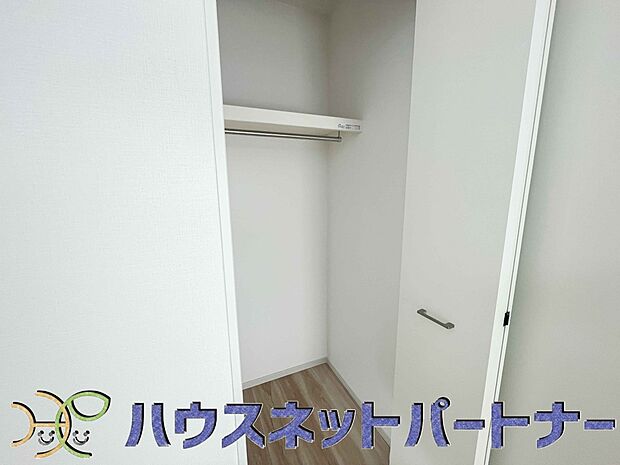 各所に配置された収納スペースは、洋服や小物はもちろんのこと、掃除機や日用予備品・お子様のおもちゃなど様々な物を収納して頂ける便利なスペースです。 