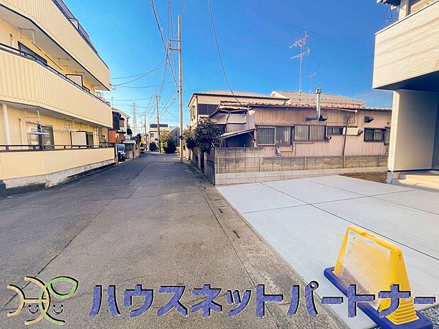 前面道路でお車を駐車するのも楽々。