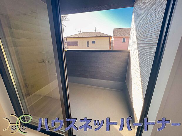 インナーバルコニーの一番のメリットは、雨が降っても使えるという事です。通常、インナーバルコニーは、上の屋根が掛かっていますので雨に濡れることがほとんどありません。