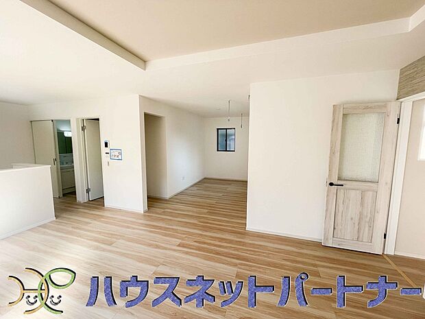 リビングは、食事スペースと寛げる場所設けてもまだ余裕の広さ。明るい光が照らしてくれます。
