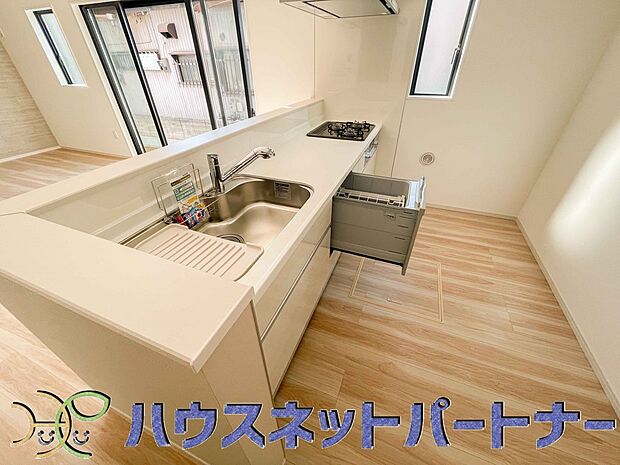 家族の様子を見ながらキッチンでお料理。一日の出来事を会話しながらの家事は嬉しいコミュニケーション。