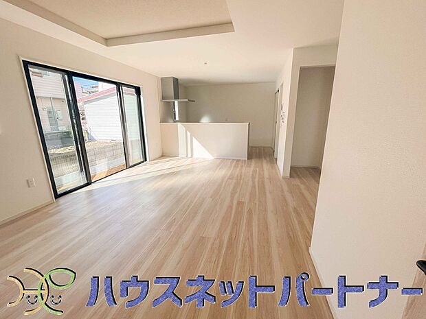 キッチンカウンターがあると配膳が楽なことがメリットの一つ。後片付けをするときも、ダイニングテーブルからあまり動かずに流し台へ運ぶことができるので便利です♪