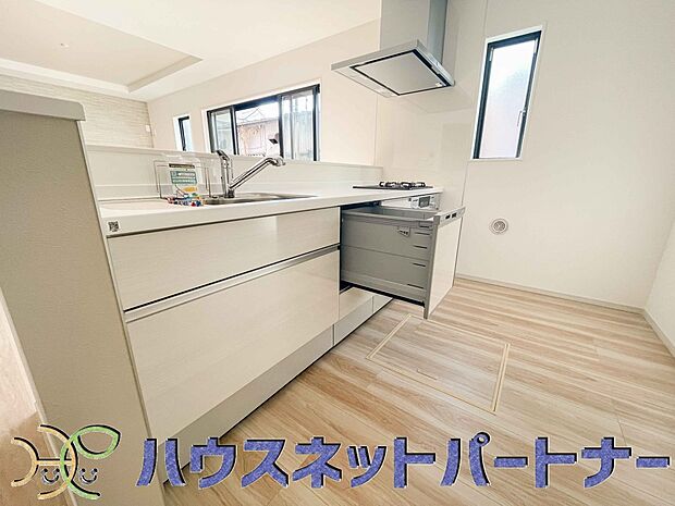食洗機完備なので冬場の冷たい洗い物や忙しい主婦だからこそ食洗機をかけてる間に他の家事をこなすこともできちゃいますね。