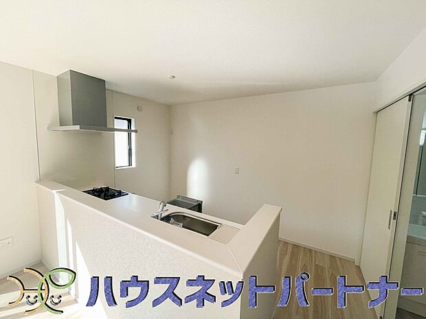 キッチン吊戸棚を無くす事によって、コミュニケーションを重視した設計に致しました。区画によって変わる一体感を、実際にご覧になって頂けましたらと思います。