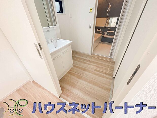 広い脱衣所、洗面台も大きなサイズを設置。建売では見ない広さと解放感。