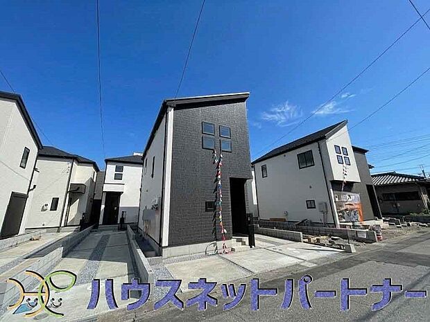 堂々たる趣ながら、主張し過ぎずどこか余裕を感じさせるシャープなフォルムで佇む邸宅は、晴天の空と照らし合わせる事で、本来あるべき完成形の姿を見せてくれます。