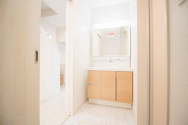 大きく見やすい三面鏡で清潔感ある洗面台は、身だしなみチェックや肌のお手入れに最適です。何かと物が増える場所だからこそ、スッキリと見映えの良い空間に拵えました。