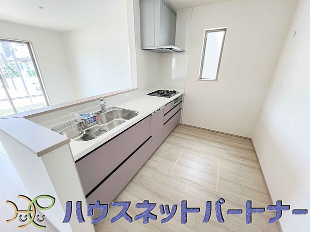 カウンターキッチンは広くて収納力もあるので、快適に料理をすることができます。食器や炊事用具を手の届くところに配置しやすいため調理もスピーディーです。