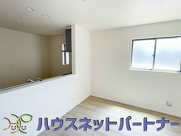 個性豊かな造作のテーブルが設置しております。とてもお洒落なダイニングが完成しております。
