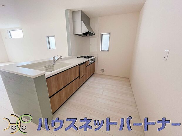 木目調のキッチンは落ち着いた雰囲気で収納もたくさん。嬉しい食洗器付です。汚れも目立ちません。