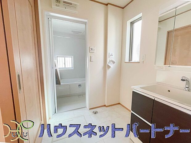 明るい清潔感のある洗面所は、鏡も大きくシンクが広々。朝の支度も楽にこなせます。