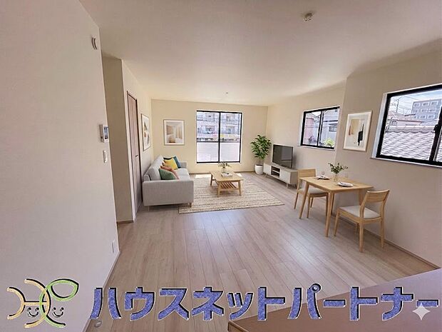 整然とした空間演出、快適な理想の暮らしの実現は家のみの拘りではなく、そこで暮らす方々にとって素敵な環境であることも挙げられると思います。四季折々の変化が奏でる鼓動を楽しんで下さい。（家具はイメージです