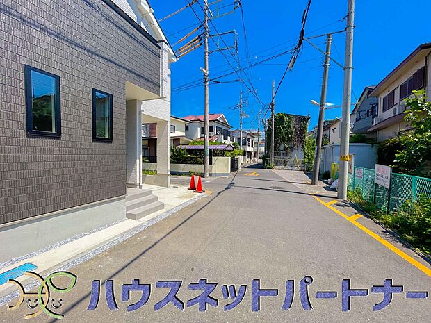 前面道路でお車を駐車するのも楽々。