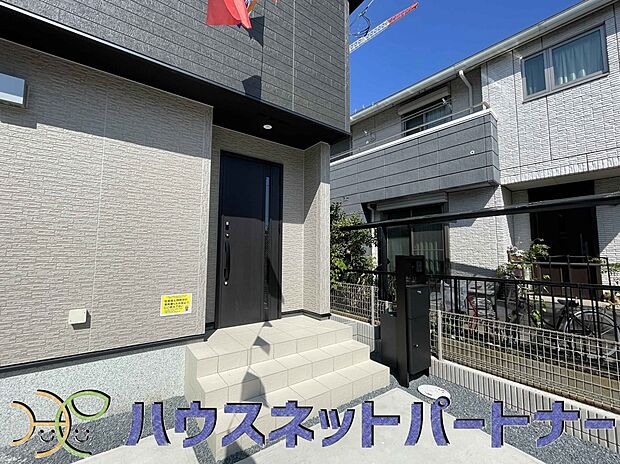 玄関の扉を開けるとそこは家族の待つお家。笑い声が聞こえてきそう。