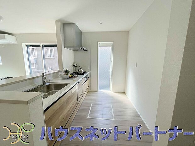 カウンターキッチンは広くて収納力もあるので、快適に料理をすることができます。食器や炊事用具を手の届くところに配置しやすいため調理もスピーディーです。