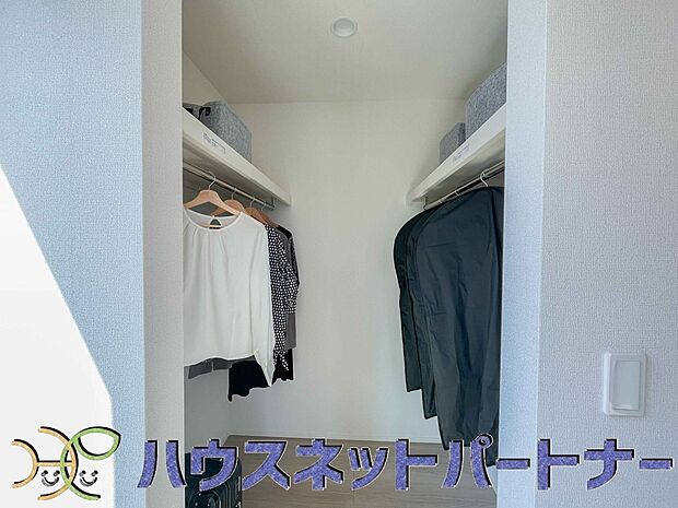 WICのメリットの1つ目は、1箇所にまとめて収納が出来ること。2つ目は、衣替えが必要ないこと。3つ目は、扉が少なくなり室内がスッキリ見えること。