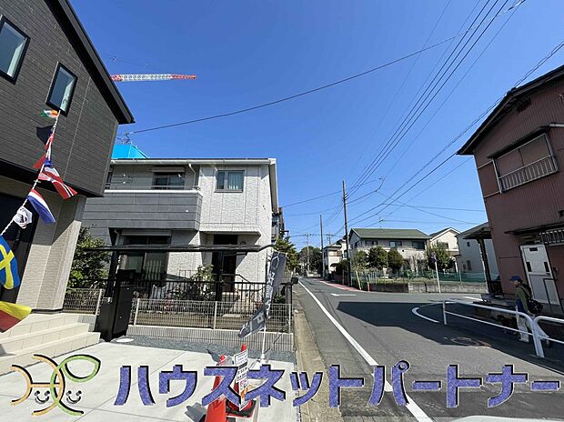 前面道路の日当たりの良い明るいお家。