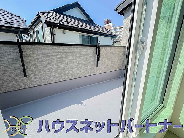 陽当りが良いと、洗濯物が乾きやすいですし、湿気やカビの心配も減るので快適です。寒い冬の日でも、日差しが届くと家の中が暖かくなりますね。