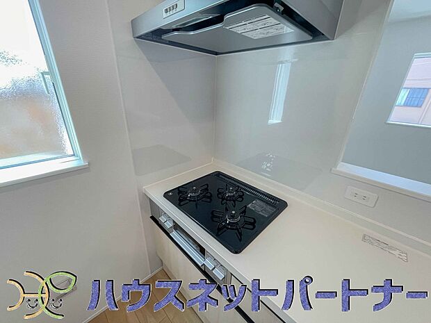 三口コンロで料理の幅を拡げてくれる使いやすいシステムキッチンを採用。洗い場も大きいので野菜や食器を洗ったりする際にも捗り、奥様の強い味方となってくれるはずです。