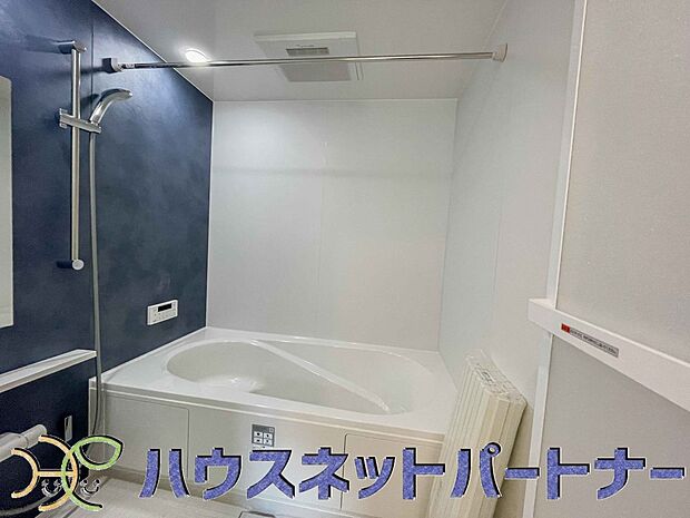 明るい作りの浴室は心も体もリフレッシュさせてくれます。窓もあるので湿気を外へ逃がすことも出来ます。