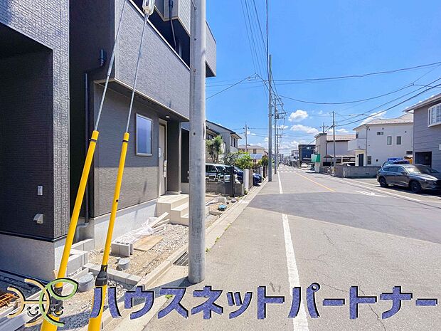 前面道路でお車を駐車するのも楽々。