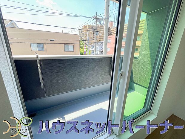 青い空が近くに感じるバルコニーは、爽やかな風をお部屋へ運んでくれます。