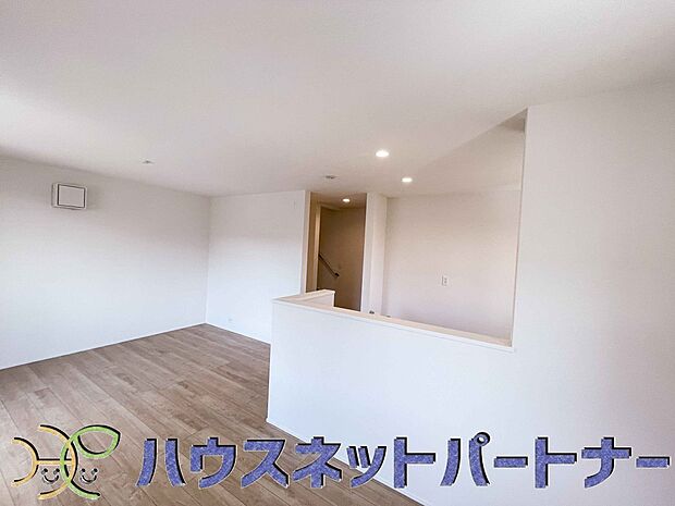 お料理できたらカウンターから手渡しができます。家族で会話をしながらお料理を楽しく。