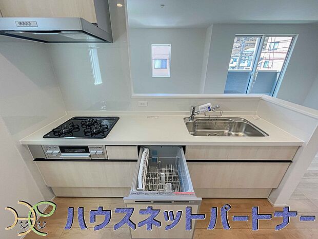 食洗機完備なので冬場の冷たい洗い物や忙しい主婦だからこそ食洗機をかけてる間に他の家事をこなすこともできちゃいますね。