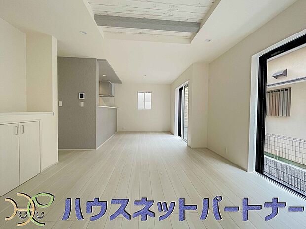 整然とした空間演出、快適な理想の暮らしの実現は家のみの拘りではなく、そこで暮らす方々にとって素敵な環境であることも挙げられると思います。四季折々の変化が奏でる鼓動を楽しんで下さい。