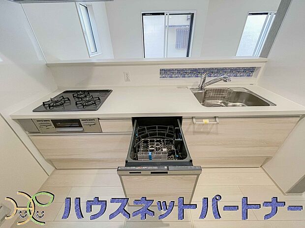 人工大理石のワークトップやシンクは、水を流しただけできれいになったように見えます。白いキッチンは明るく清潔感があり、とっても素敵です。
