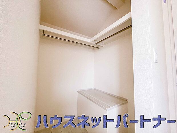 ウォークインクローゼットのメリットは、衣類の他、バッグやアクセサリーなど、身につけるものを一部屋に集めて管理できること。必要なときに見つけやすいです。