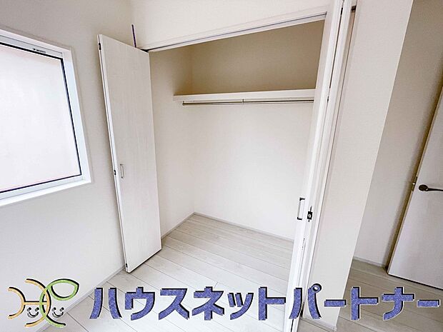 壁面クローゼットのメリットは、衣類が横一列に並ぶためひと目で洋服が選びやすいこと。衣類をたくさんお持ちの方も、限られたスペース内に無理なく収納することができます。