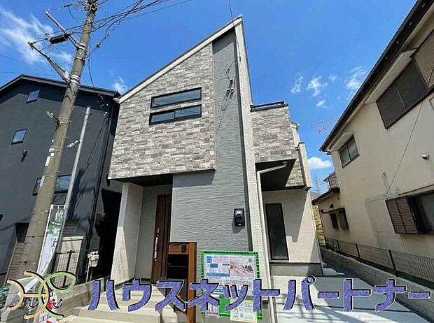 街に溶け合う美しい景観と、採光や風通しを考えて設計された間取り。近隣の視線を考え調整した窓位置など、外観だけでなく、住まうご家族の心地よさを最優先しました。