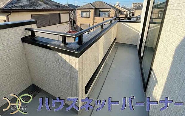 青い空が近くに感じるバルコニーは、爽やかな風をお部屋へ運んでくれます。