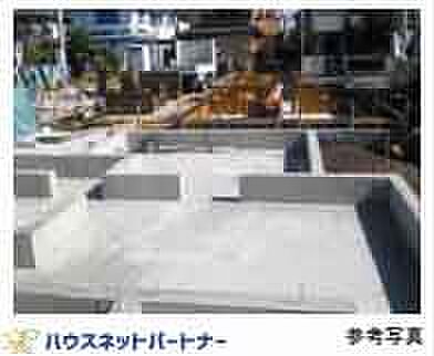 基礎に「鉄筋コンクリートベタ基礎」を標準採用。ベース部分には13mmの鉄筋を200mmピッチで碁盤目状に配筋し、コンクリートを流し込んで造ります。ベタ基礎は地面全体を基礎で覆うため、建物の加重を分散し