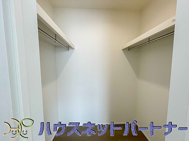 ウォークインクローゼットのメリットは、衣類の他、バッグやアクセサリーなど、身につけるものを一部屋に集めて管理できること。必要なときに見つけやすいです。