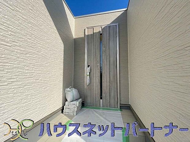 玄関の扉を開けると家族の待つお家。幸せを感じる瞬間です。