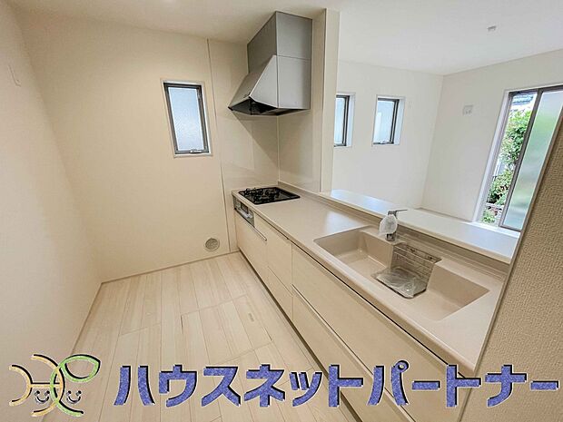カウンターキッチンは広くて収納力もあるので、快適に料理をすることができます。食器や炊事用具を手の届くところに配置しやすいため調理もスピーディーです。
