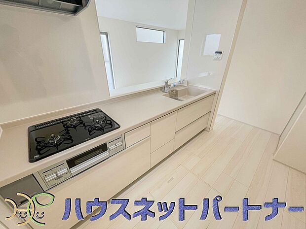 三口コンロで料理の幅を拡げてくれる使いやすいシステムキッチンを採用。洗い場も大きいので野菜や食器を洗ったりする際にも捗り、奥様の強い味方となってくれるはずです。