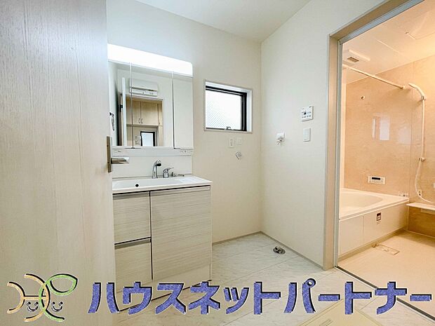 大きく見やすい三面鏡で清潔感ある洗面台は、身だしなみチェックや肌のお手入れに最適です。何かと物が増える場所だからこそ、スッキリと見映えの良い空間に拵えました。