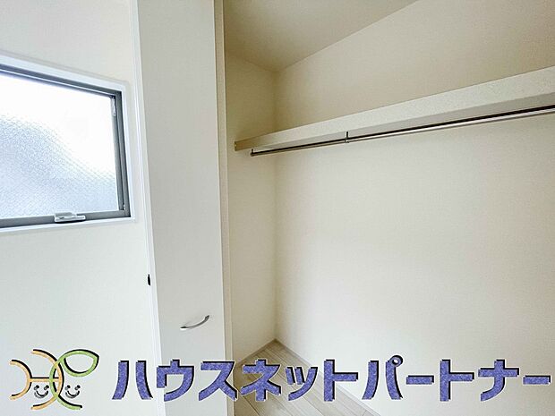 壁面クローゼットのメリットは、衣類が横一列に並ぶためひと目で洋服が選びやすいこと。衣類をたくさんお持ちの方も、限られたスペース内に無理なく収納することができます。