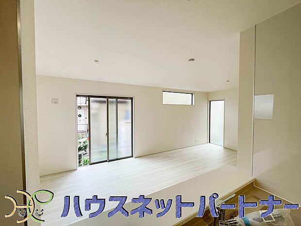 キッチン吊戸棚を無くす事によって、コミュニケーションを重視した設計に致しました。区画によって変わる一体感を、実際にご覧になって頂けましたらと思います。 